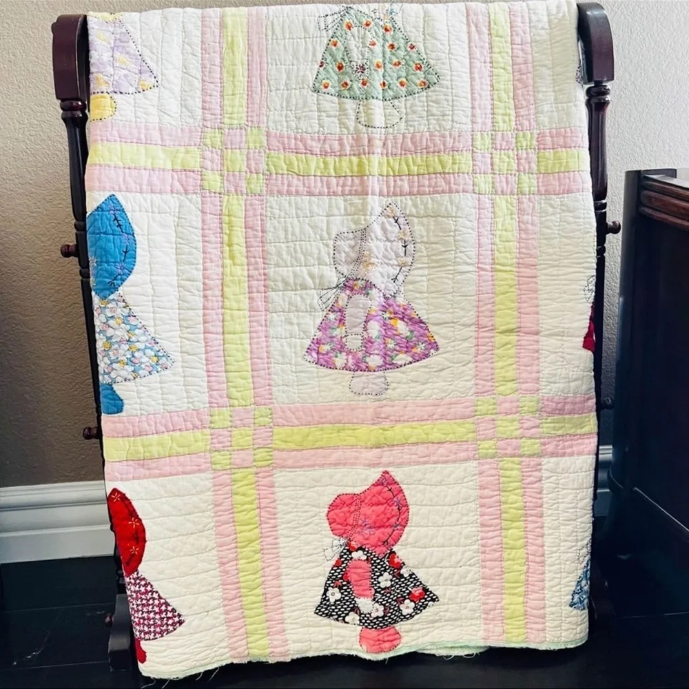 62”x80” Beautiful 1930's feedsack applique SunBonnet Sue quilt.